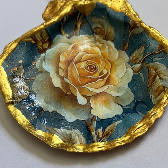 Handcrafted Shell Ornament Floral Gold Decoupage - Picture 2 of 4